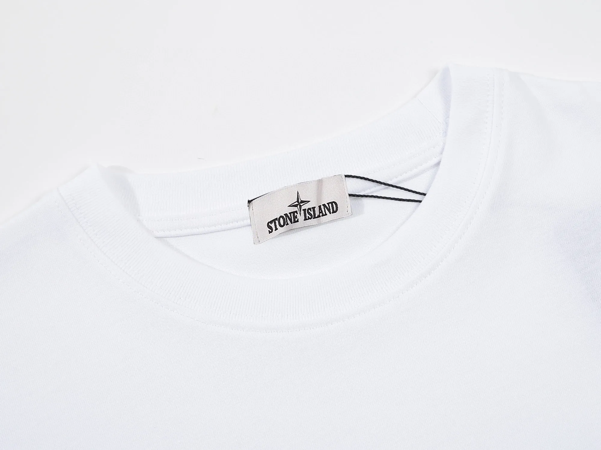 P150 STONE ISLAND Stone Island solid color logo, available at the counter, original order, fashionable and casual round neck short-sleeved T-shirt, the upper body is very unique! Eye-catching and bright, imported original fabric, 🪡 craft letter pattern decorated logo, simple yet fashionable, classic atmosphere, comfortable and breathable, handsome and stylish upper body, 2️⃣ recommended colors, size: S-2XL
